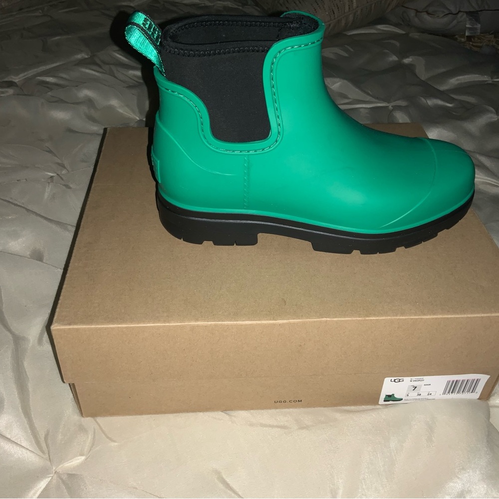 UGG ankle rain boots 💚